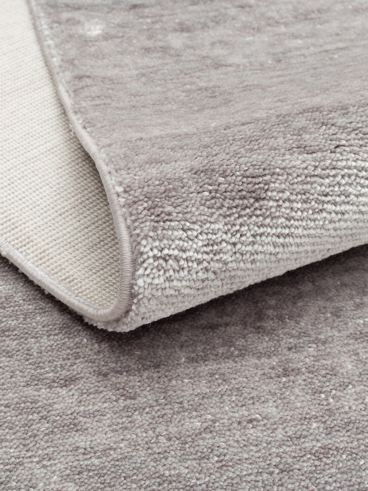 Victoria %100 TENCEL™ Lyocell El Emeği ile Üretilen Halı SILVER MIST kıvrım detayı